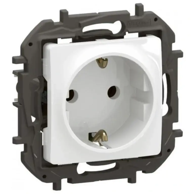 контакт с детска защита, винтови клеми, new niloe, legrand,бял, NP3122WH