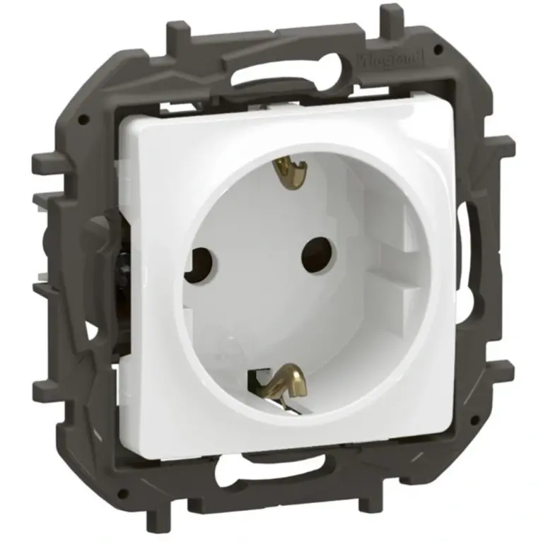 контакт с детска защита, авт. клеми, new niloe, legrand, бял, NP3120WH